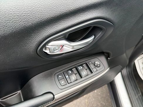 Certified 2019 Jeep Cherokee Latitude Plus w/ Cold Weather Group image 14