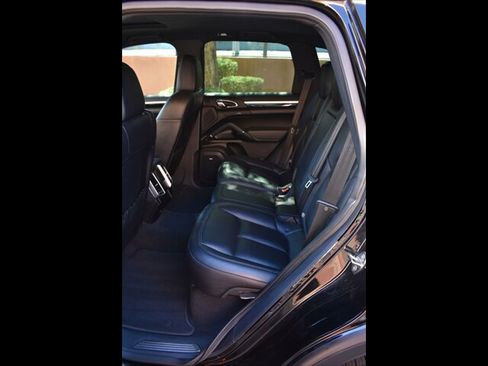 Used 2016 Porsche Cayenne w/ Premium Package AWD/4WD image 18