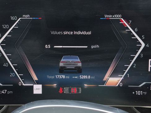 Used 2025 BMW 740i w/ Premium Package RWD image 23