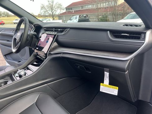 New 2025 Jeep Grand Cherokee L Limited w/ Black Appearance Package image 12