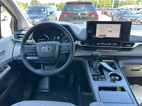 Used 2026 Toyota Sienna LE FWD image 12