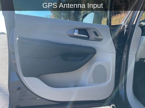 Used 2021 Chrysler Pacifica Touring-L image 12