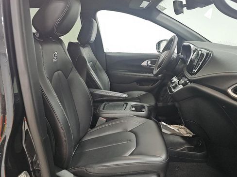 Used 2024 Chrysler Pacifica Limited FWD image 9