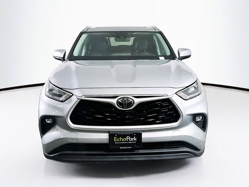 Used 2020 Toyota Highlander XLE FWD image 2