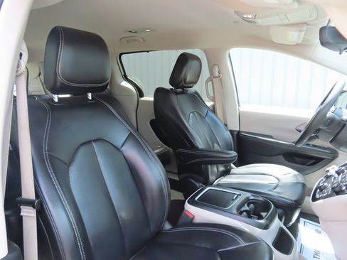 Used 2023 Chrysler Pacifica Touring-L FWD image 23