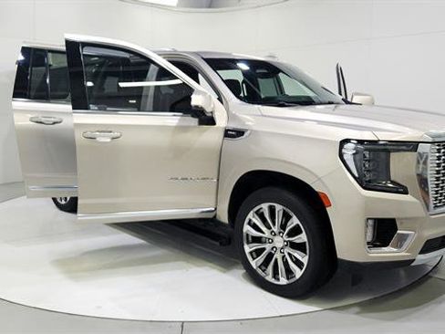 Used 2021 GMC Yukon XL Denali w/ Denali Premium Package image 29