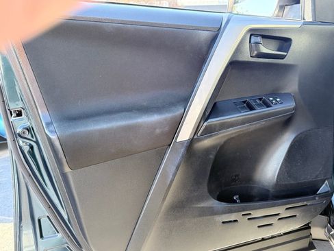 Used 2018 Toyota RAV4 LE image 18