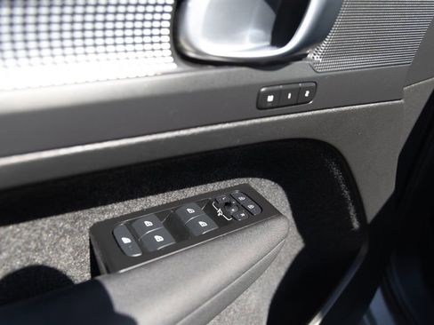 Used 2022 Volvo XC40 T5 R-Design image 14