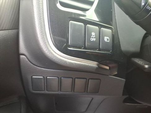 Used 2017 Mitsubishi Outlander ES AWD/4WD image 18