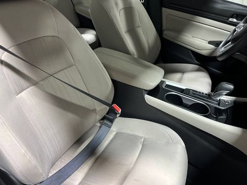 Used 2024 Nissan Altima 2.5 SV FWD image 9