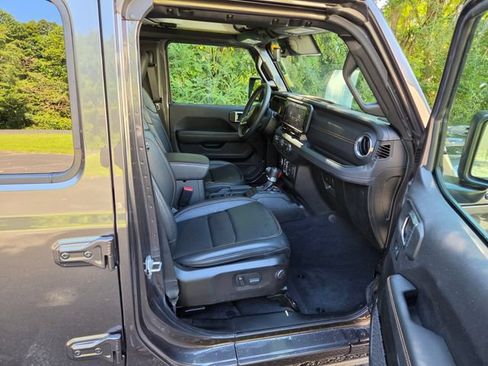 Used 2025 Jeep Wrangler Unlimited Sahara AWD/4WD image 23