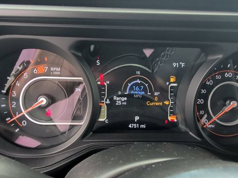 Used 2025 Jeep Wrangler Unlimited Sahara AWD/4WD image 17