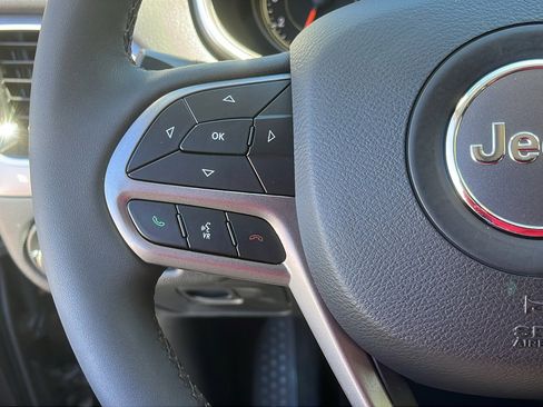 Used 2022 Jeep Cherokee Limited image 12