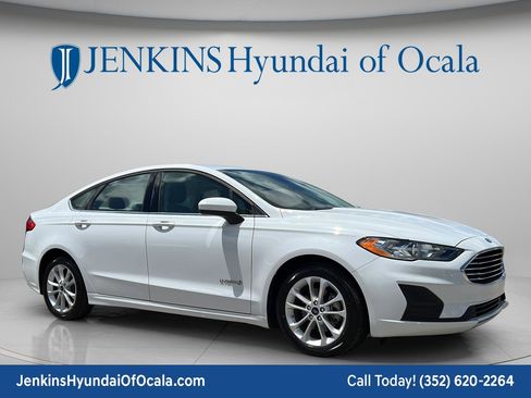 Used 2019 Ford Fusion SE FWD image 1