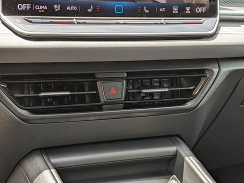Certified 2025 Volkswagen Tiguan SE AWD/4WD image 17