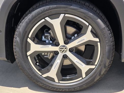 New 2026 Volkswagen Tiguan SE FWD image 9