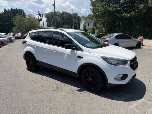 Used 2019 Ford Escape SE FWD image 3