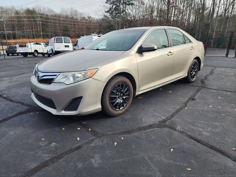 Used 2013 Toyota Camry LE image 1