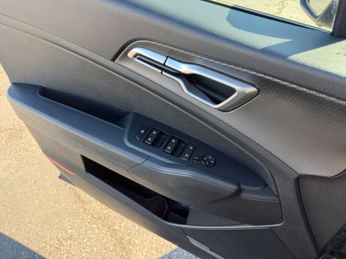 Used 2025 Kia Sportage LX image 18