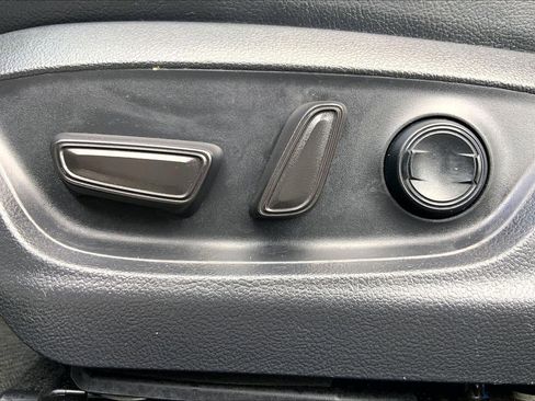 Used 2019 Toyota Camry SE FWD image 34