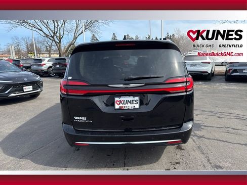 Used 2024 Chrysler Pacifica Touring-L image 6