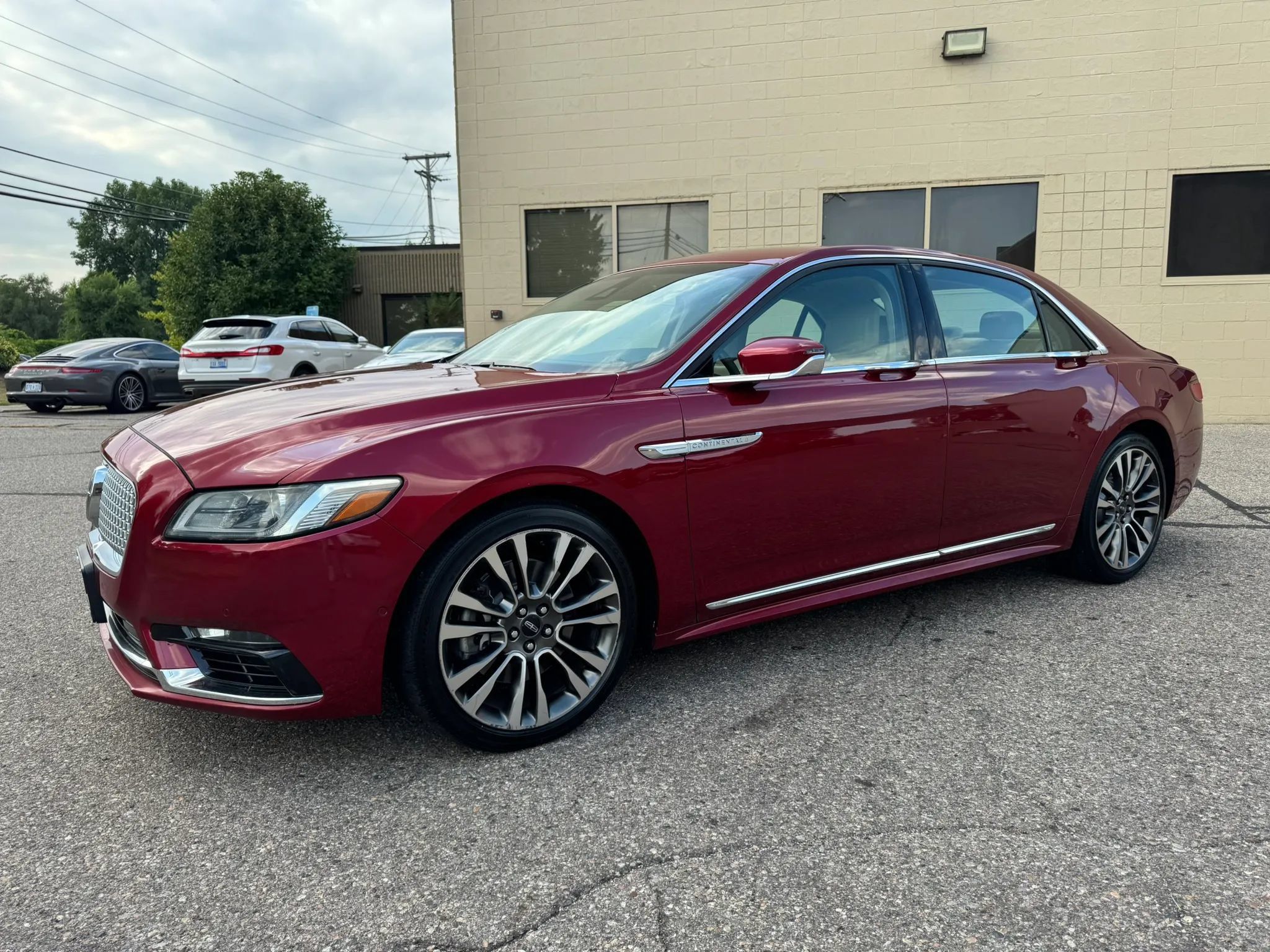 Used 2017 Lincoln Continental Select w/ Technology Package FWD image 4