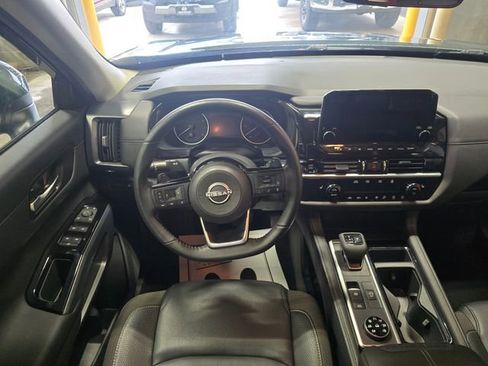 Used 2025 Nissan Pathfinder SL image 13