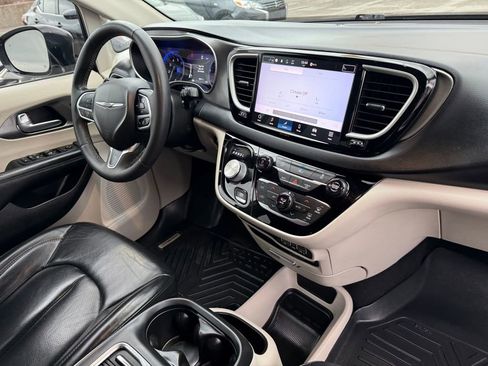 Used 2022 Chrysler Pacifica Touring-L FWD image 17