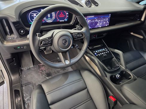Certified 2026 Porsche Cayenne Turbo AWD/4WD image 4