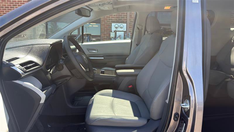 Used 2021 Toyota Sienna XLE AWD/4WD image 28