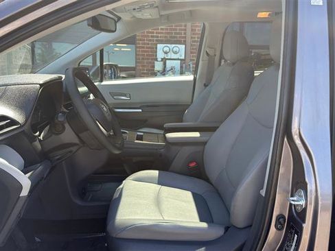 Used 2021 Toyota Sienna XLE AWD/4WD image 28