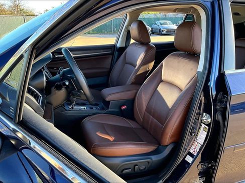 Used 2018 Subaru Outback 3.6R Touring AWD/4WD image 16