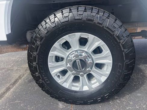 Used 2021 Ford F250 XLT w/ FX4 Off-Road Package image 9