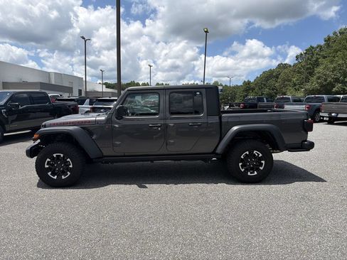 Used 2024 Jeep Gladiator Rubicon w/ Technology Group AWD/4WD image 4