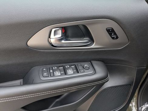 New 2027 Chrysler Pacifica Select FWD image 21