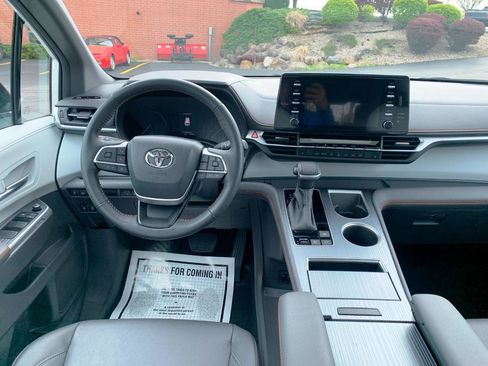 Used 2024 Toyota Sienna XSE FWD image 5