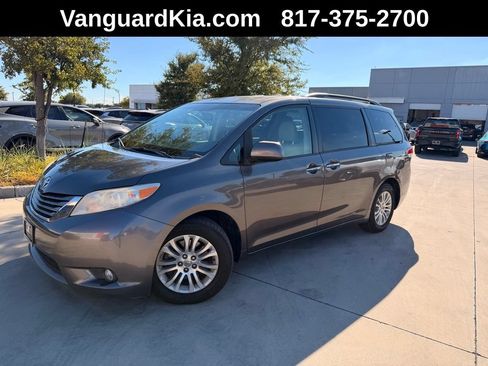 Used 2014 Toyota Sienna XLE FWD image 1