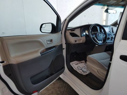 Used 2017 Toyota Sienna L FWD image 21