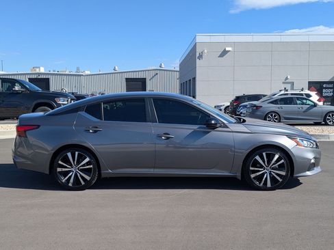 Used 2022 Nissan Altima 2.5 SR FWD image 2