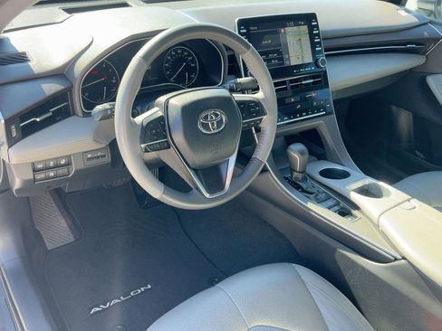 Used 2019 Toyota Avalon Limited image 4