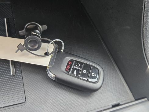 Used 2024 Honda Pilot Touring image 21