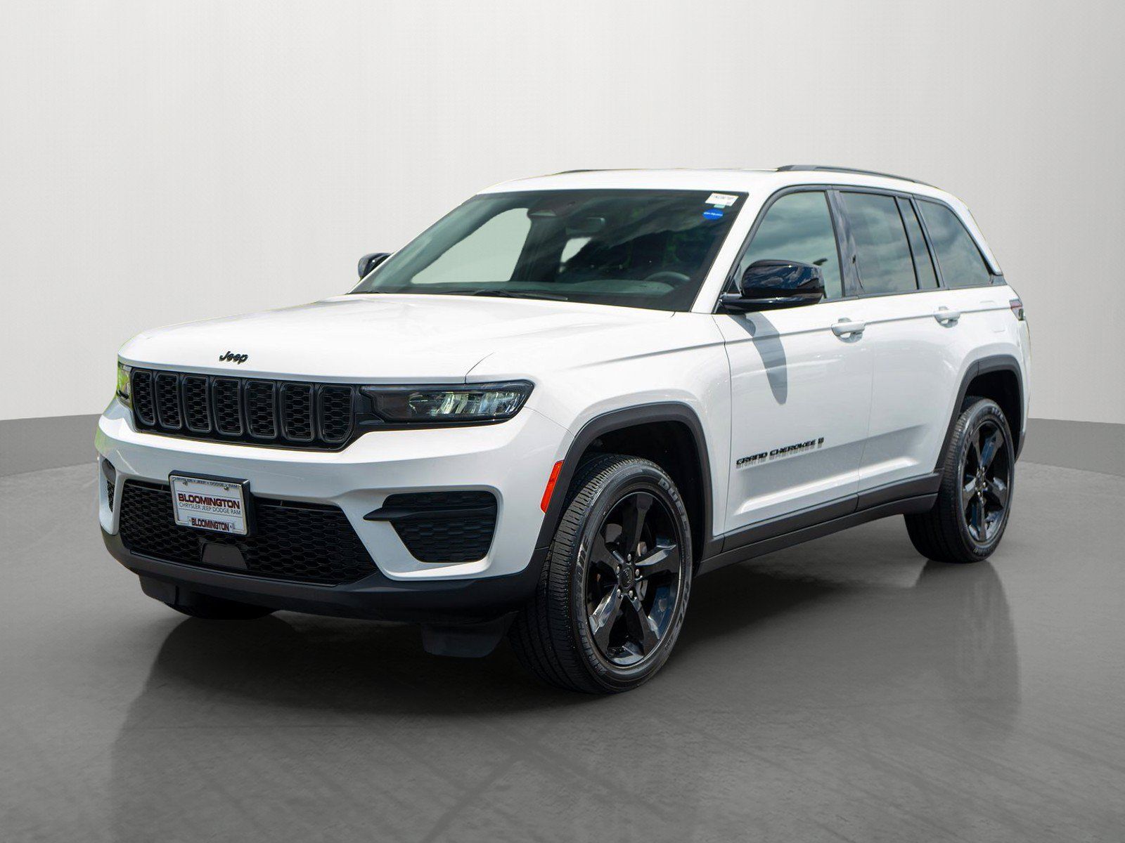 Used 2023 Jeep Grand Cherokee Altitude AWD/4WD image 3