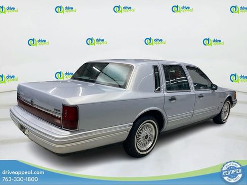 Used 1994 Lincoln Town Car Signature RWD image 5