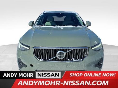 Used 2023 Volvo XC40 B5 Plus image 3