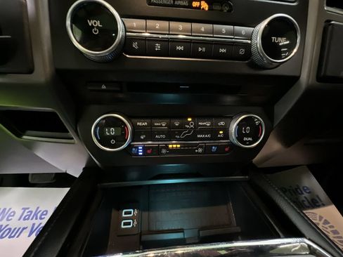 Used 2018 Ford Expedition XLT w/ Equipment Group 202A AWD/4WD image 23