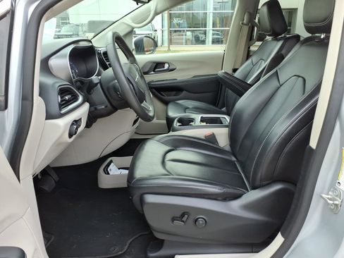 Used 2023 Chrysler Pacifica Touring-L image 10