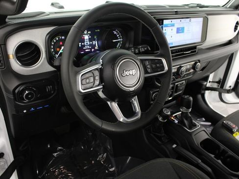 Used 2025 Jeep Wrangler Unlimited Sahara AWD/4WD image 8