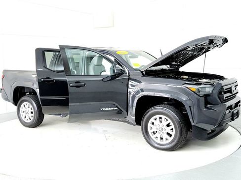Certified 2025 Toyota Tacoma SR5 AWD/4WD image 12