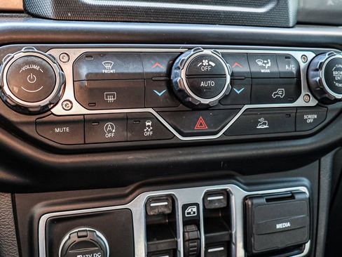 Used 2021 Jeep Wrangler Unlimited Sahara image 38