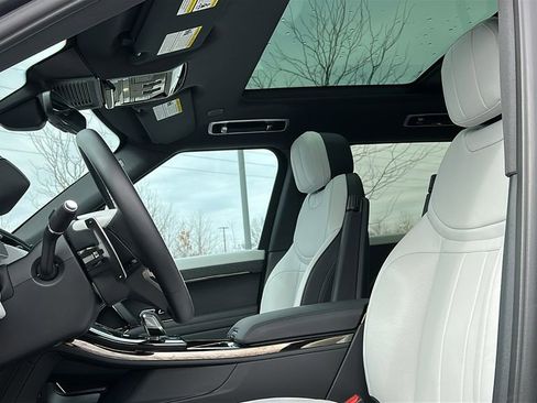 Used 2025 Land Rover Range Rover Sport Dynamic SE image 11